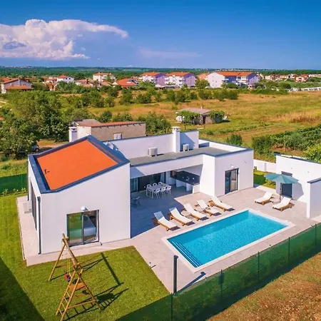 Mateo With Heated Pool Villa