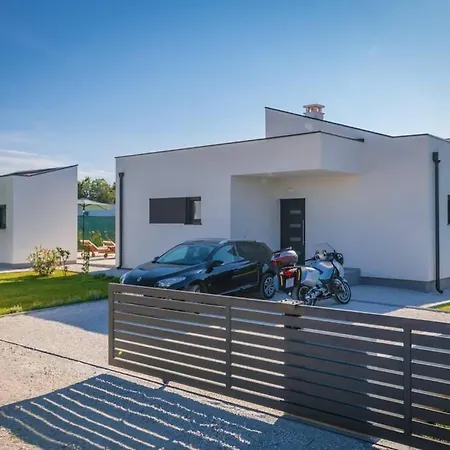 Mateo With Heated Pool