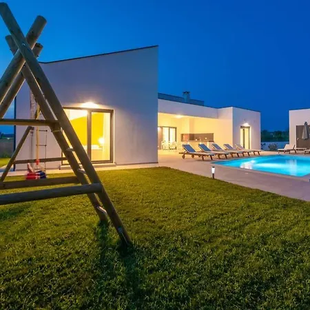 Mateo With Heated Pool Villa