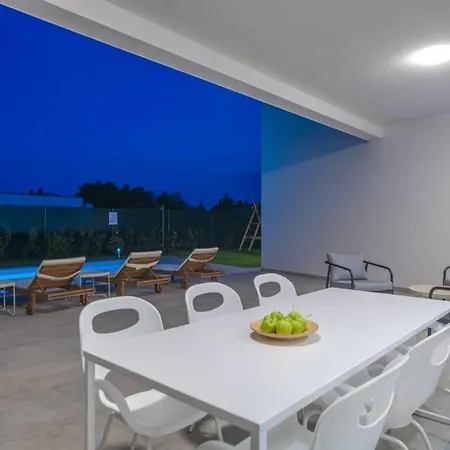 Mateo With Heated Pool Villa