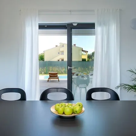 Mateo With Heated Pool Villa