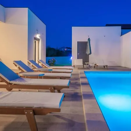 Mateo With Heated Pool Villa