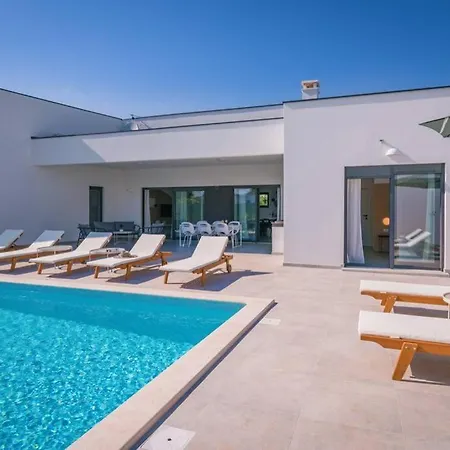 Mateo With Heated Pool Villa *