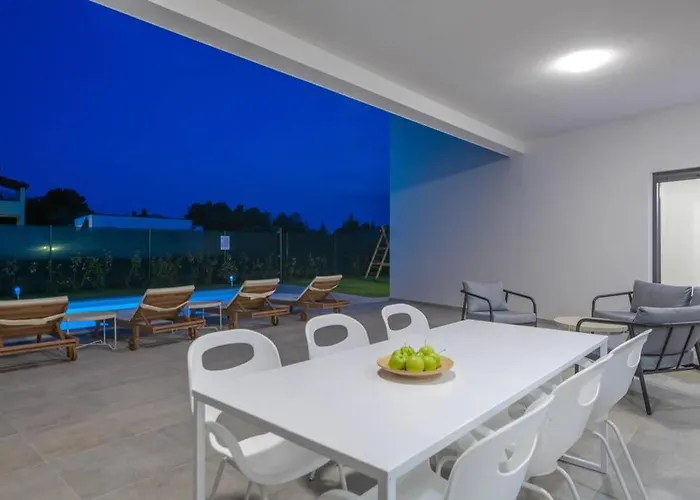 Mateo With Heated Pool Villa