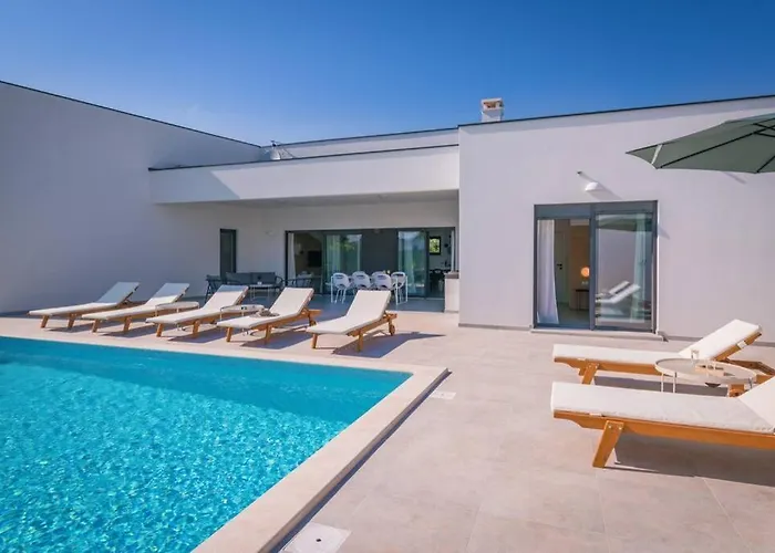 Mateo With Heated Pool Villa *
