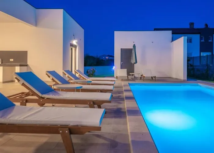Mateo With Heated Pool Villa